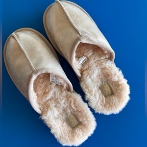 Uggs Kids Metallic Slippers girls size 4 in gold.